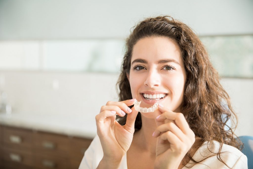 Como funciona o alinhador dental transparente? - Sorrix